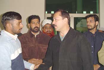 خواجہ جنید سے ایم ایس پاکستانی، ساجد محمود بھٹی اور حافظ محمد صفدر تعزیت کرتے ہوئے