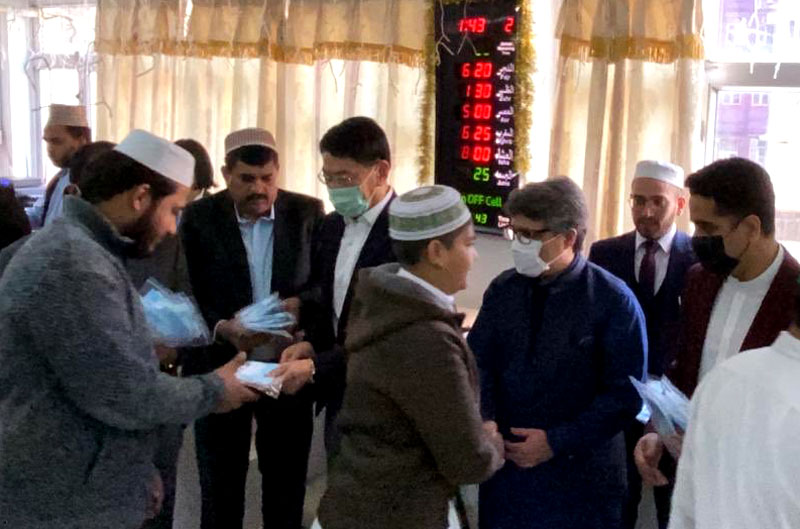 Hong Kong: Pakistan Consul General distributes surgical masks among the 
community