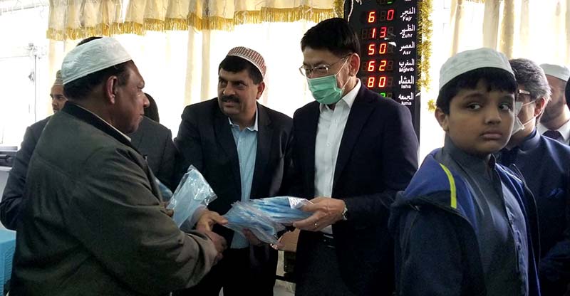 Hong Kong: Pakistan Consul General distributes surgical masks among the 
community