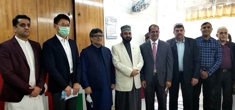 Hong Kong: Pakistan Consul General distributes surgical masks among the 
community