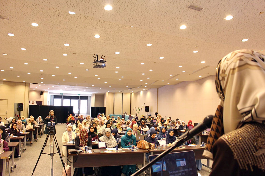 Dr Ghazala Qadri addresses Al-Tarbiyah Camp 2022 in Barcelona Spain