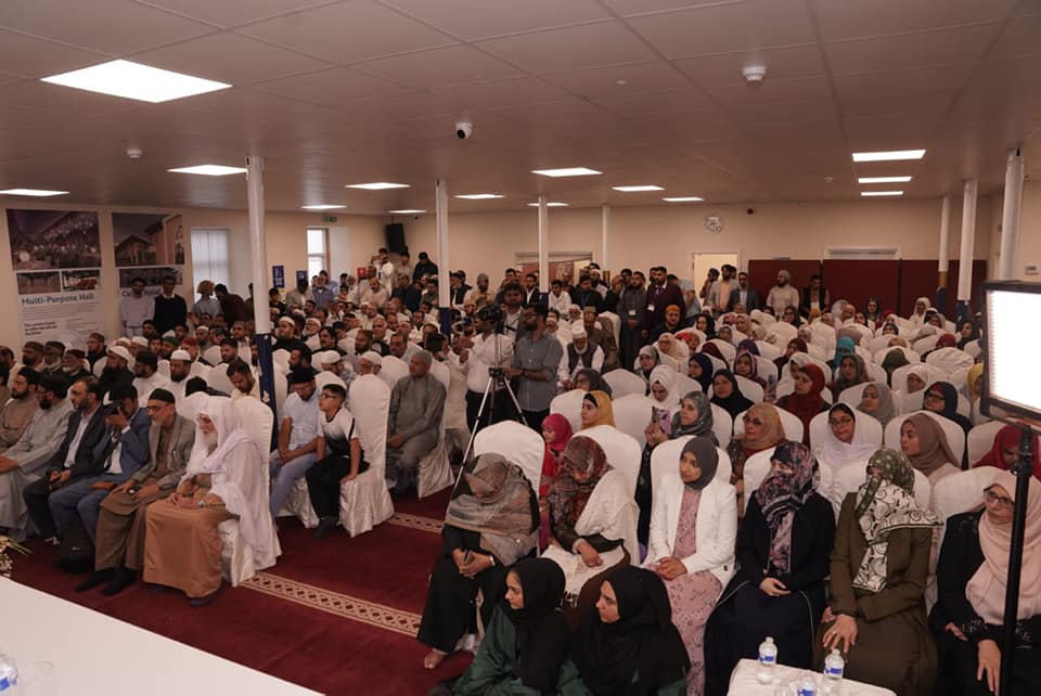 Dr Muhammad Tahir-ul-Qadri meets donors in Bradford