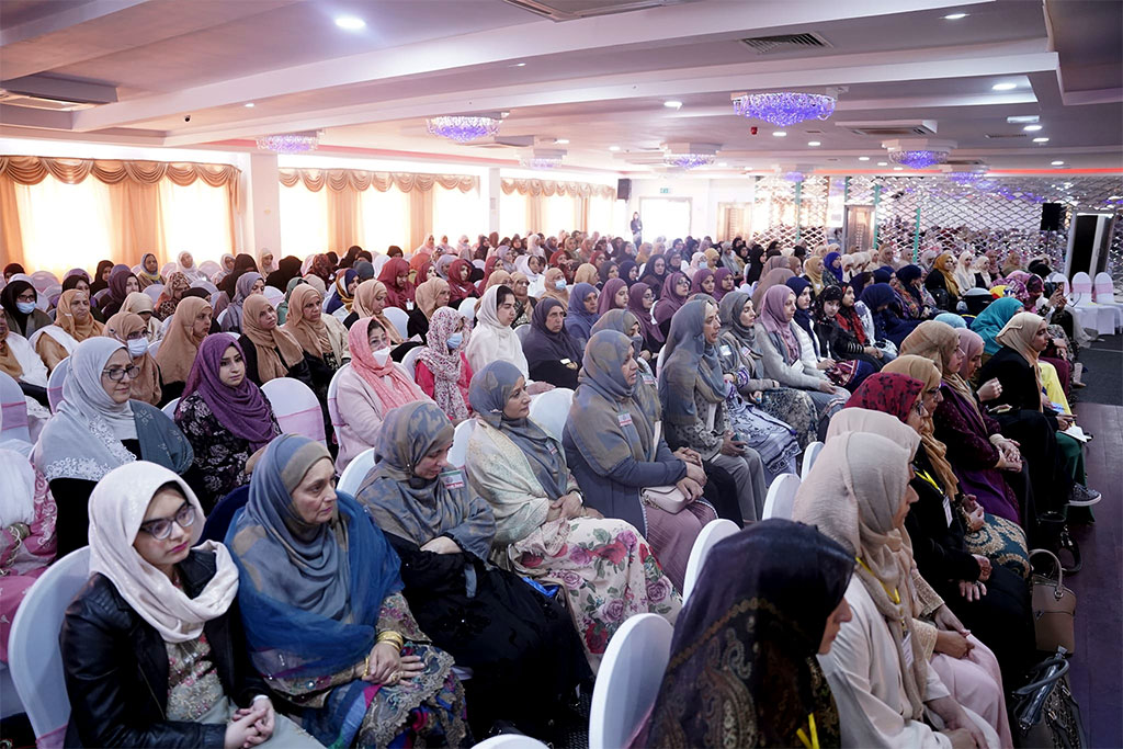 Dr Ghazala Qadri addresses award ceremony in UK