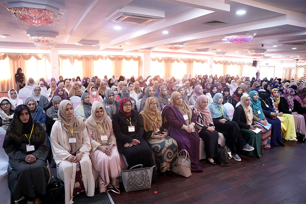 Dr Ghazala Qadri addresses award ceremony in UK