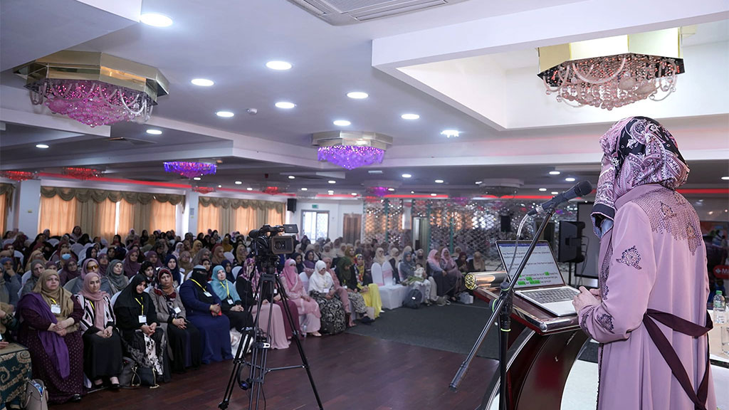 Dr Ghazala Qadri addresses award ceremony in UK