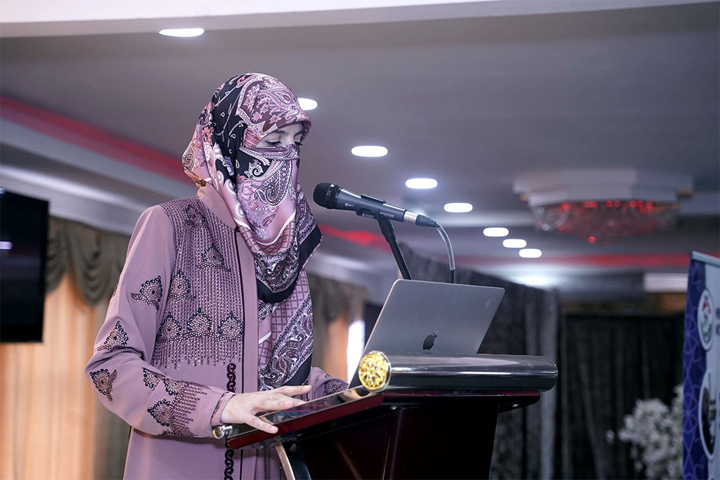 Dr Ghazala Qadri addresses award ceremony in UK