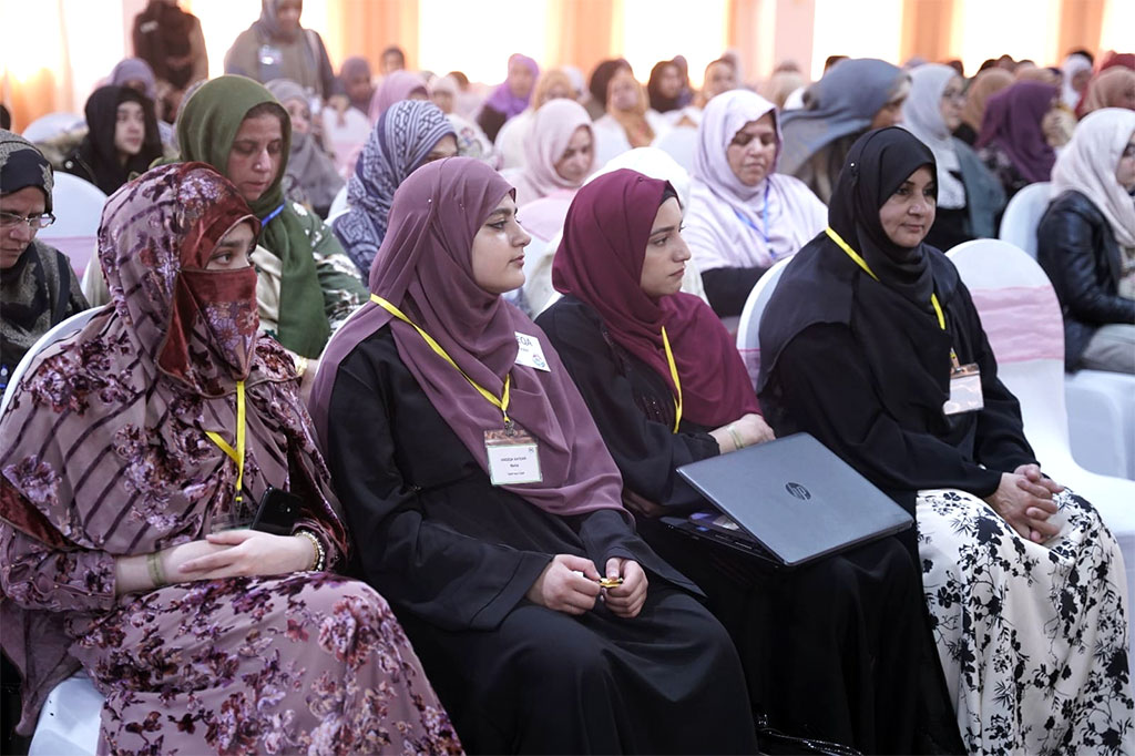 Dr Ghazala Qadri addresses award ceremony in UK