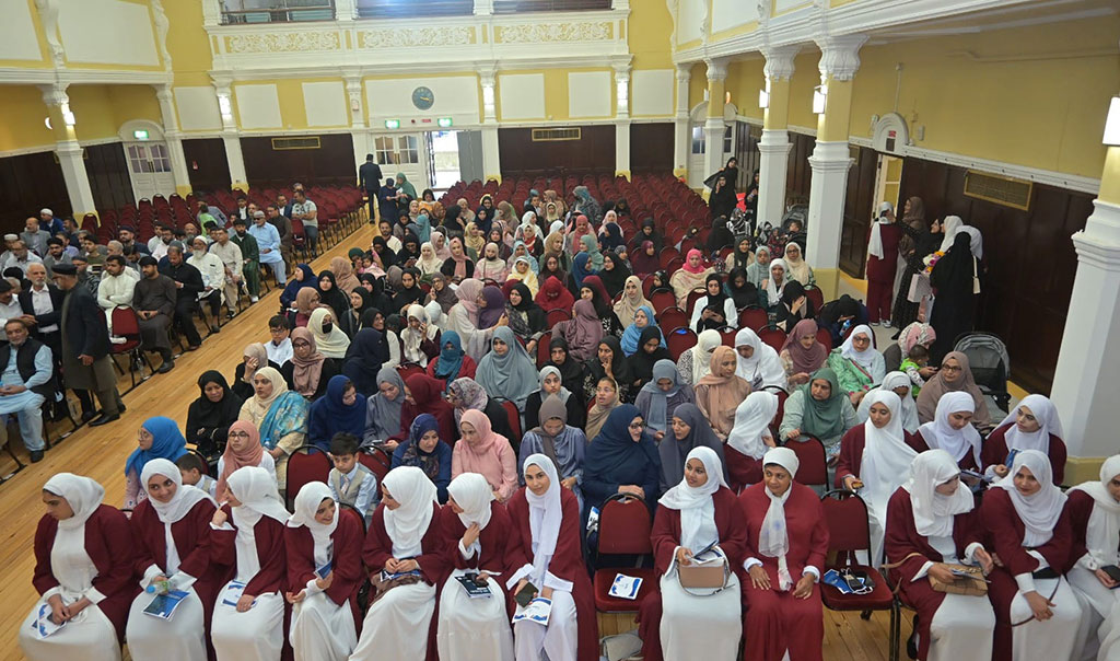 Dr Ghazala Qadri addressing graduation ceremony in Londong -2