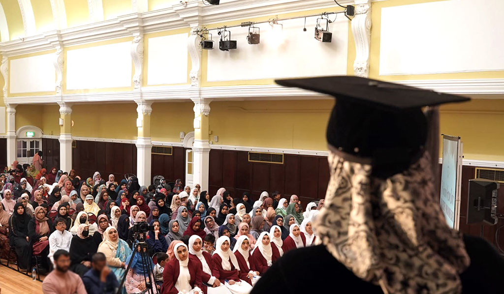 Dr Ghazala Qadri addressing graduation ceremony in Londong -1