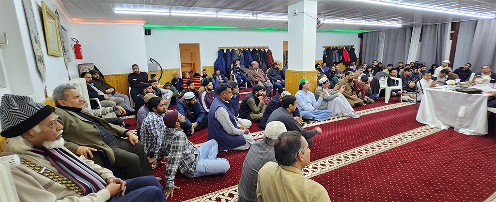 Dr Hassan Mohiuddin Qadri addressing Azmat e Mustafa Conference in Germany 