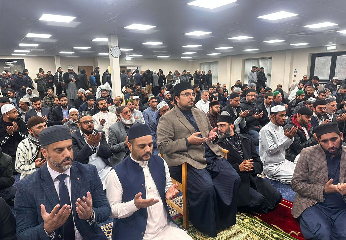 Dr Hussain Qadri addressing friday gathering in UK