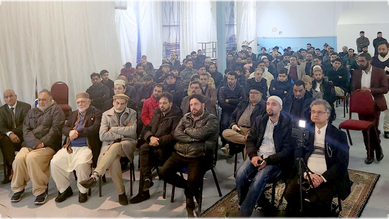 Dr Hassan Qadri addressing Seerat un Nabi Conference in Geremony