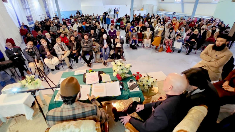 Dr Hassan Qadri addressing Seerat un Nabi Conference in Geremony