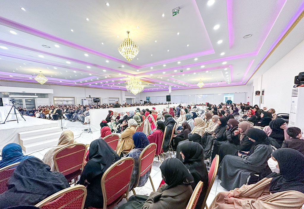 Dr Hassan Mohi ud Din Qadri addressing Shab e Barat spiritual gathering in Paris