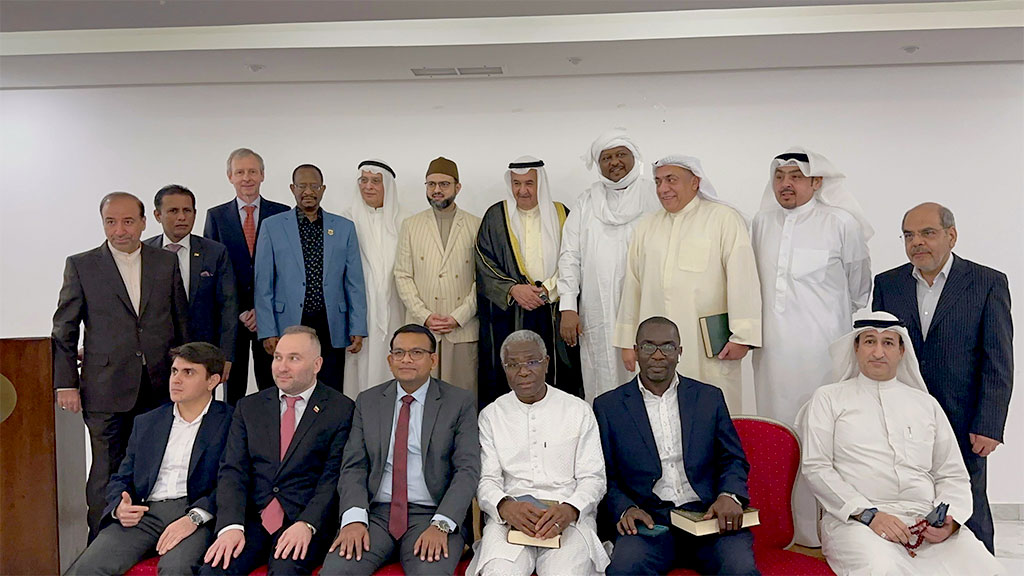 Dr Hassan Qadri addressing to foreign ambassadors on topic of constitution of Madinah in Kuwait