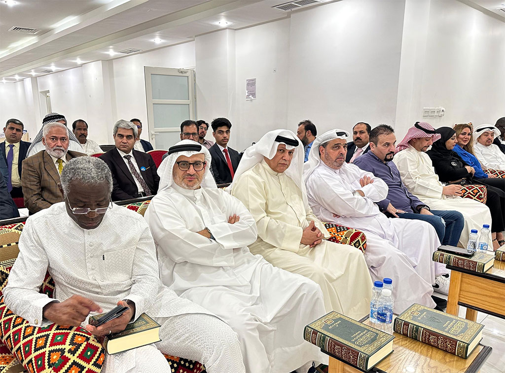 Dr Hassan Qadri addressing to foreign ambassadors on topic of constitution of Madinah in Kuwait