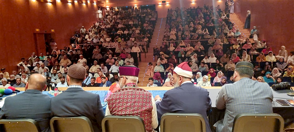 Dr Hussain Qadri addressing Milad conference in Spain