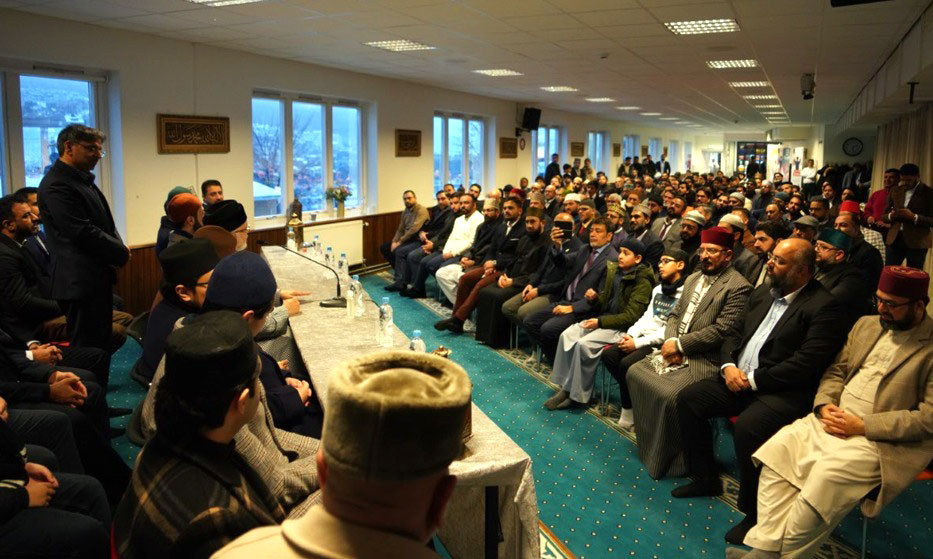 Dr Muhammad Tahir-ul-Qadri addressing appreceation ceremony of Irfan ul Quran Danish translation