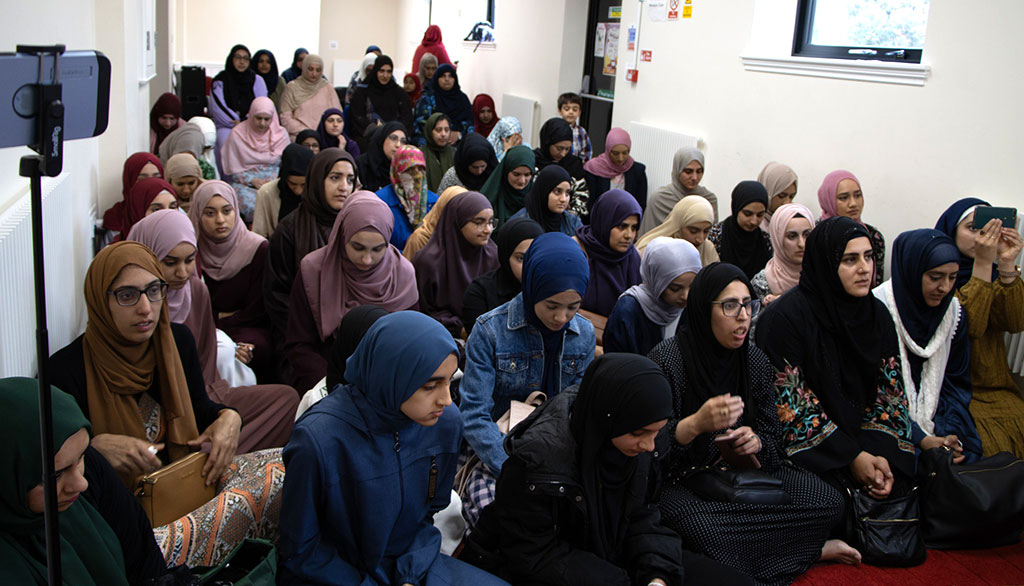 dr tahir ul qadri meeting with minhaj sisters