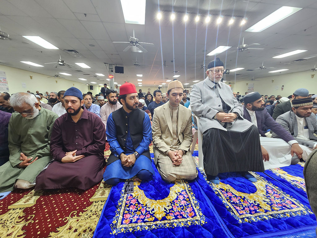 dr. tahir ul qadri offers eid prayers