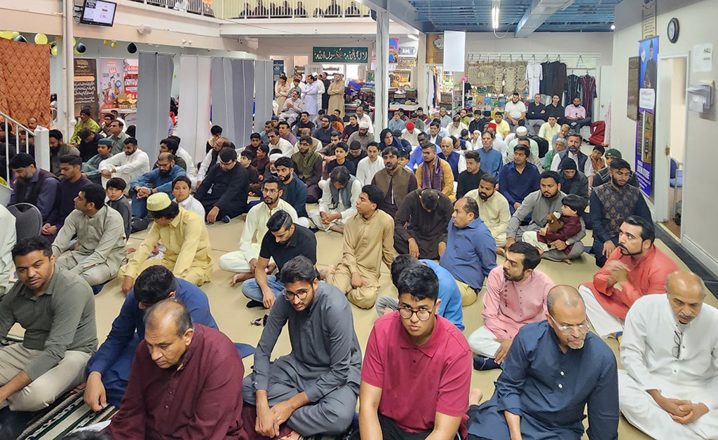 dr. tahir ul qadri offers eid prayers