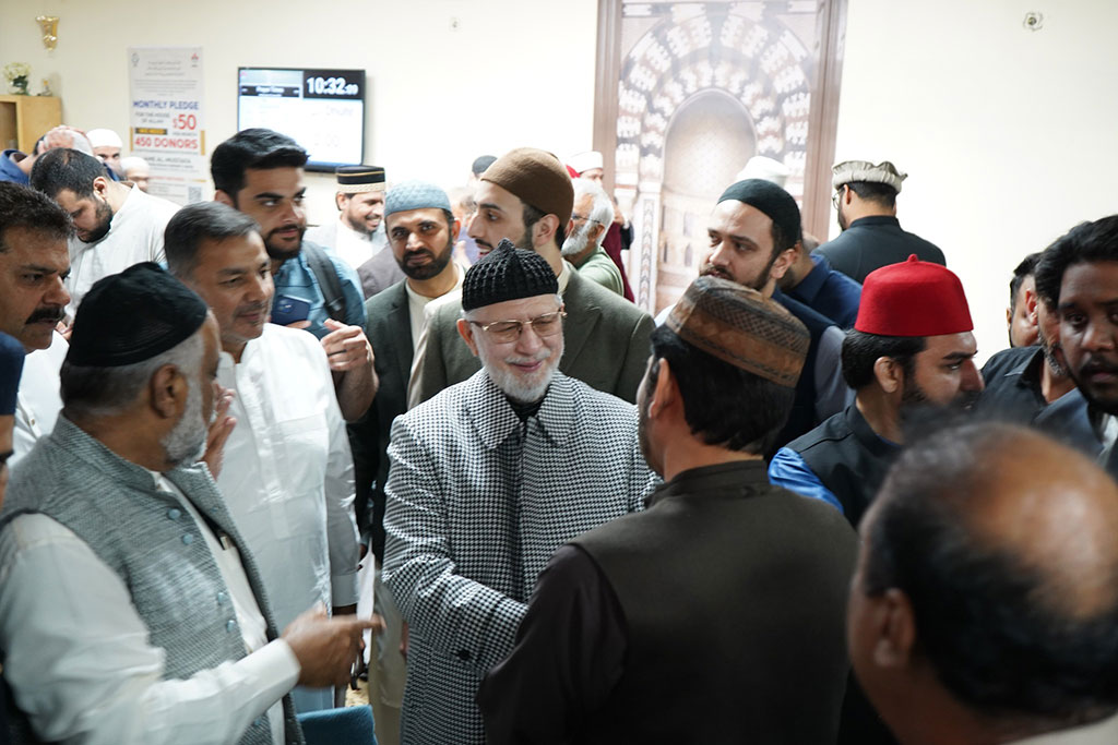 dr. tahir ul qadri offers eid prayers