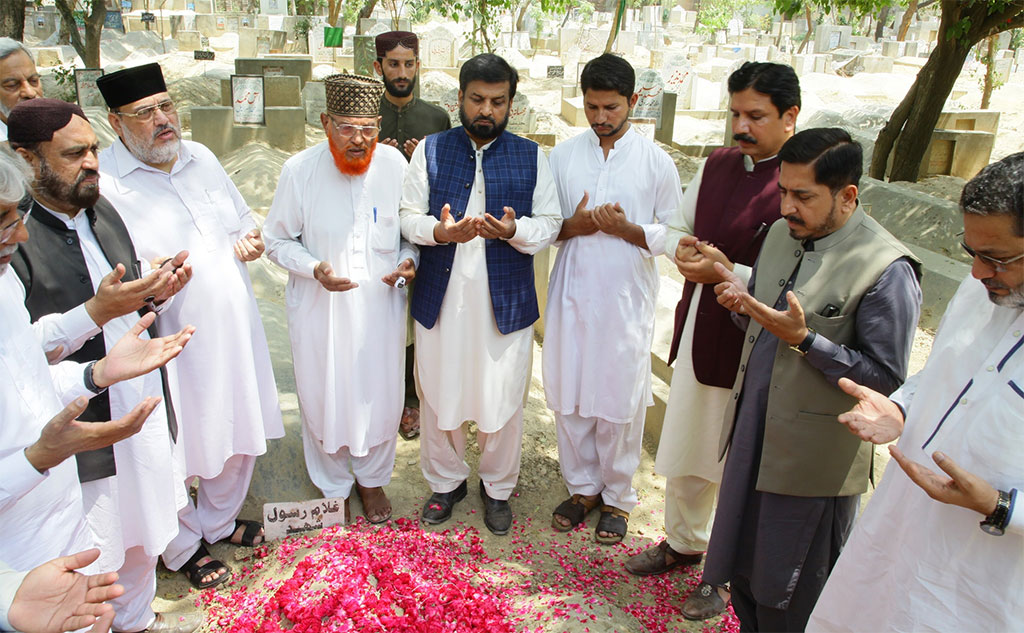 Team MQi Arrived on graves and Prayed for Shaheedan e Model Town
