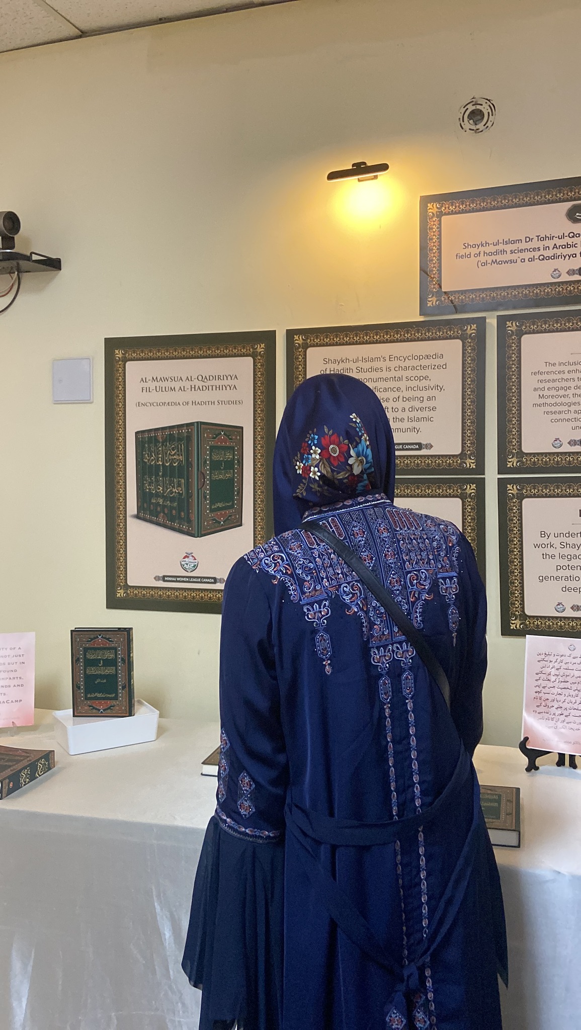 Dr Ghazala Qadri inaugurates the Wall of Knowledge