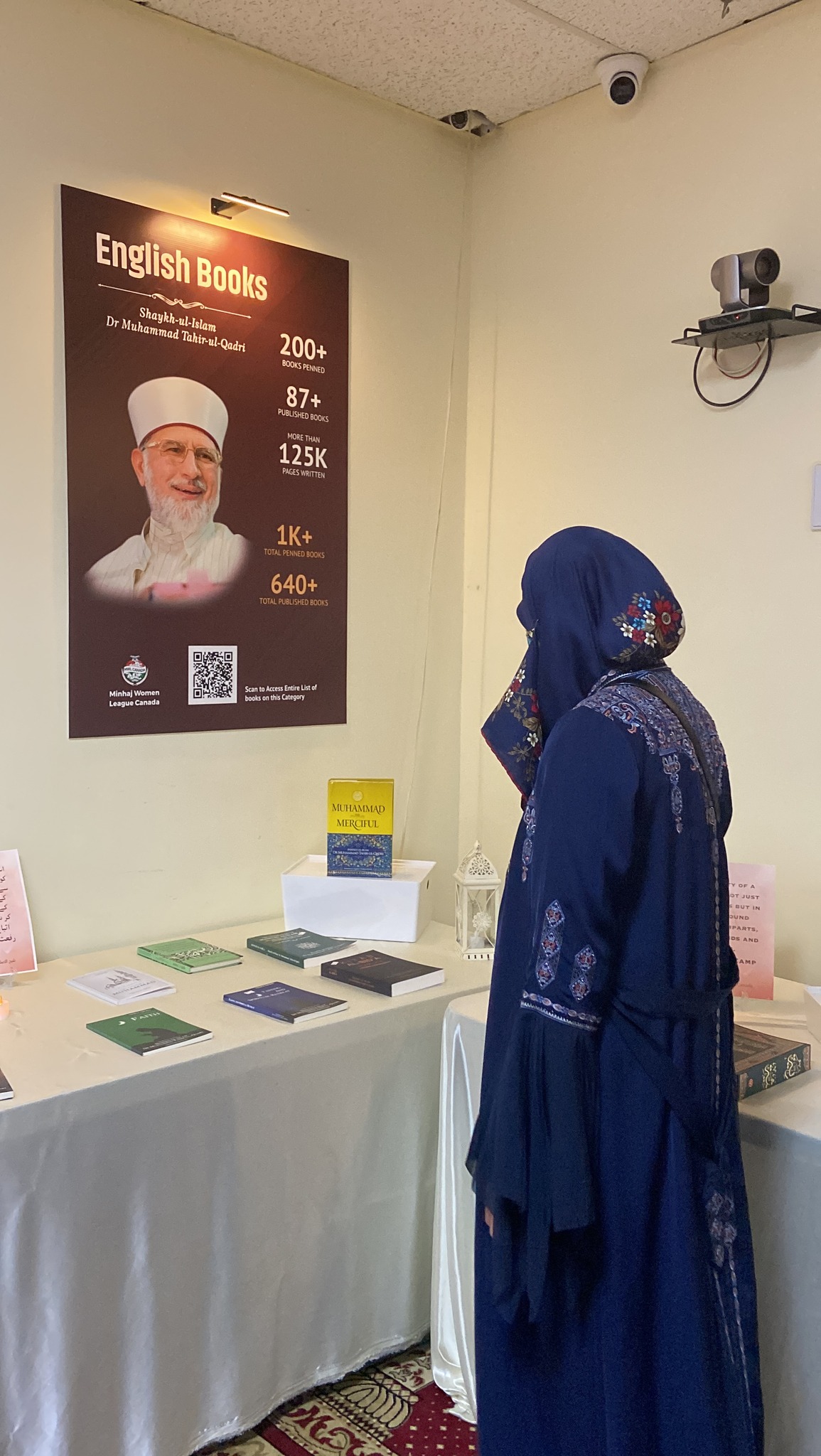 Dr Ghazala Qadri inaugurates the Wall of Knowledge