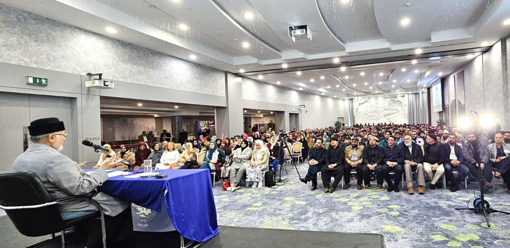 shaykh ul islam addresses at  crown plaza hotel