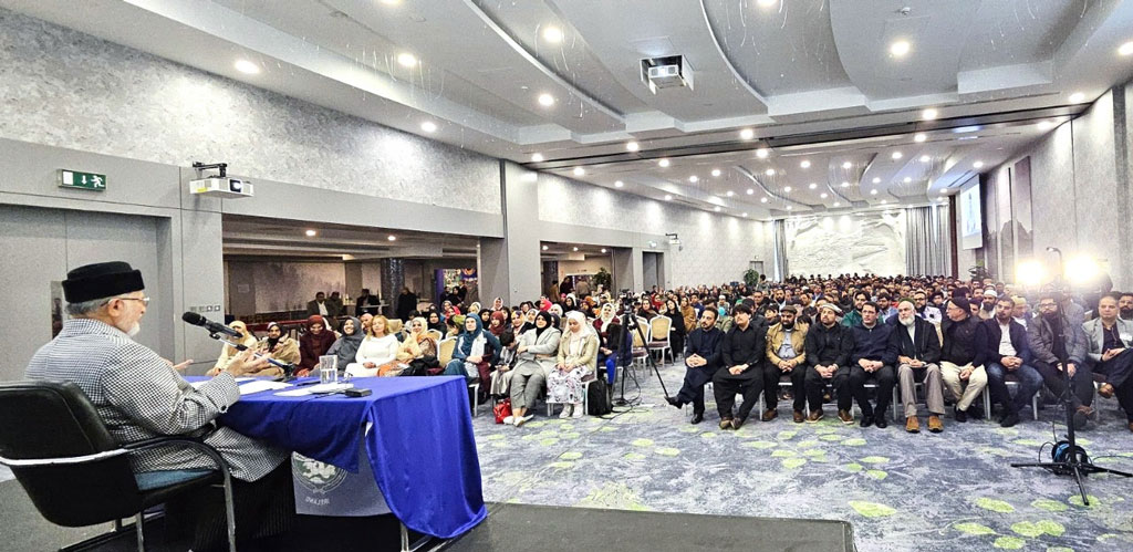 shaykh ul islam addresses at  crown plaza hotel