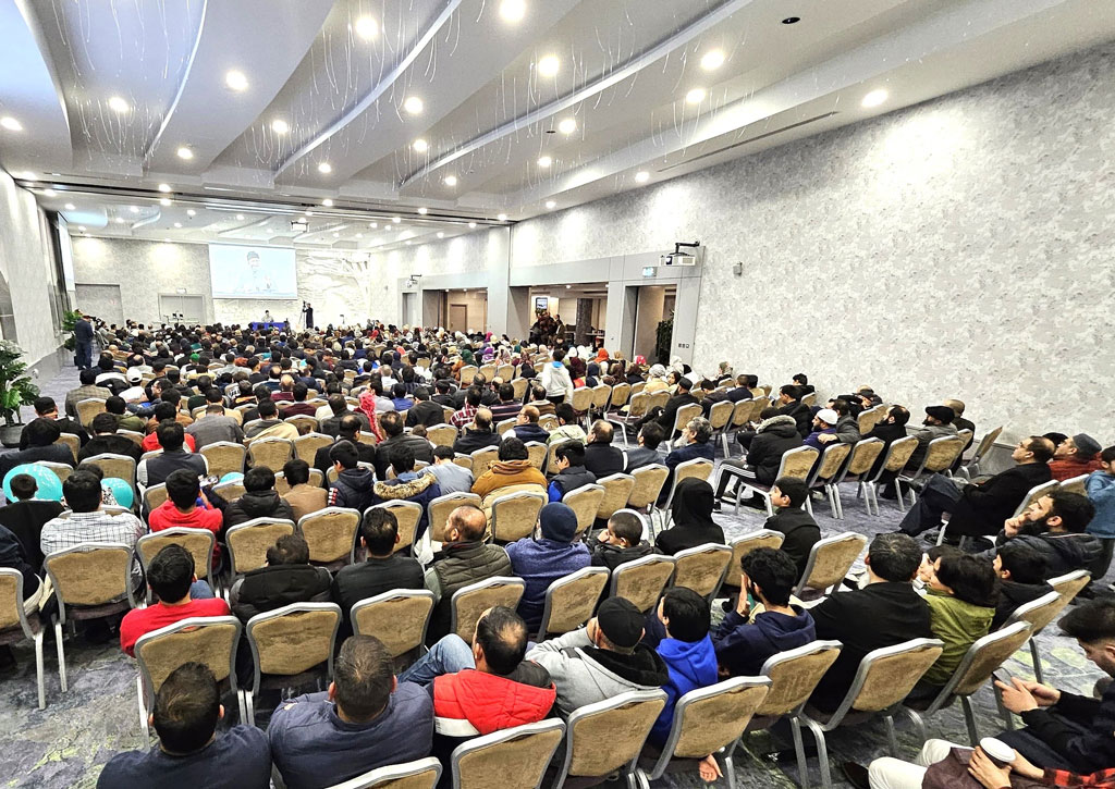 shaykh ul islam addresses at  crown plaza hotel