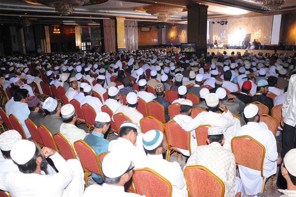 Shaykh-ul-Islam delivers lecture Dars-e-Usool-e-Hadith in Hyderabad Deccan India 2012
