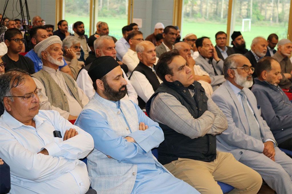 Shaykh-ul-Islam delivers nasiha to MQI members in Dundee on Faith, Childhood Development and Community Protection