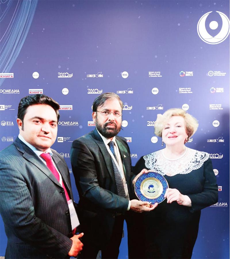 Sohail Ahmad Raza presented a souvenir of Minhaj University to Madam Svetlana Konstantinovna Smirnova