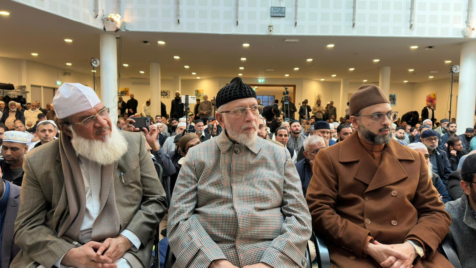 Dr Tahir ul Qadri Offering of Friday Prayer