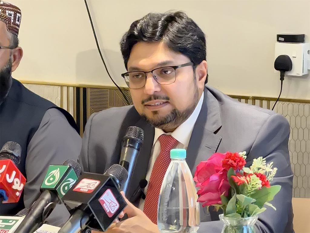 Prof Dr Hussain Mohi-ud-Din Qadri interacting with Pakistani media professionals and social media influencers in Malaysia