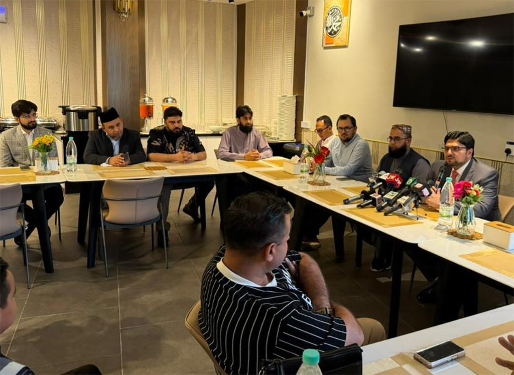 Prof Dr Hussain Mohi-ud-Din Qadri interacting with Pakistani media professionals and social media influencers in Malaysia