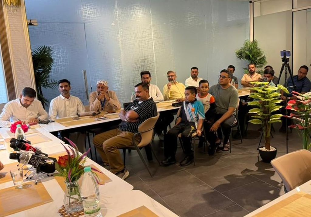 Prof Dr Hussain Mohi-ud-Din Qadri interacting with Pakistani media professionals and social media influencers in Malaysia