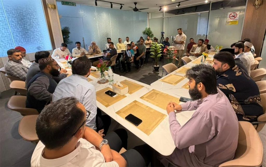 Prof Dr Hussain Mohi-ud-Din Qadri interacting with Pakistani media professionals and social media influencers in Malaysia