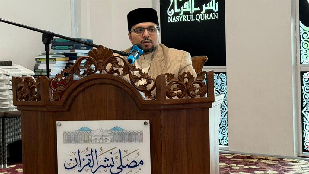 Prof. Dr. Hussain Mohi-ud-Din Qadri addressing Friday congregation at Saraye Nashr-ul-Quran, Putrajaya, Malaysia