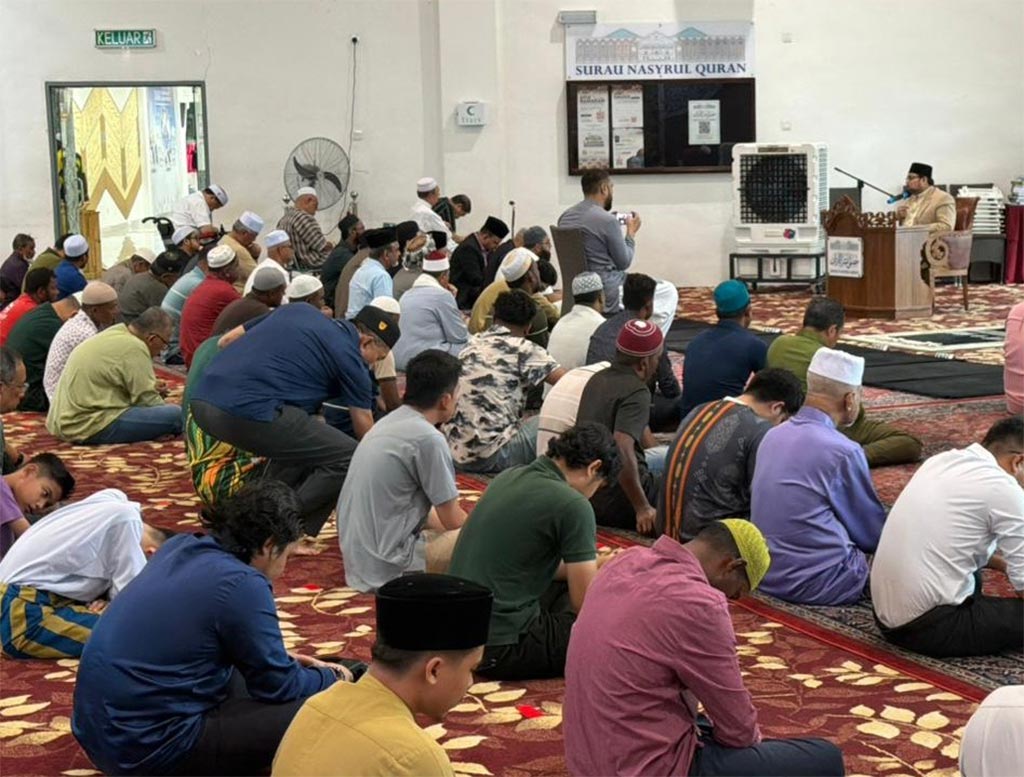 Prof. Dr. Hussain Mohi-ud-Din Qadri addressing Friday congregation at Saraye Nashr-ul-Quran, Putrajaya, Malaysia