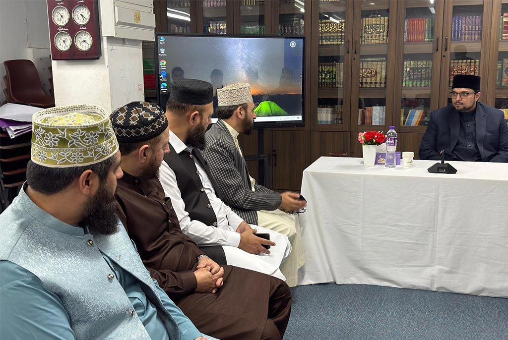 Prof. Dr. Hussain Mohi-ud-Din Qadri meeting local religious scholars at Minhaj-ul-Quran Islamic Centre Hong Kong