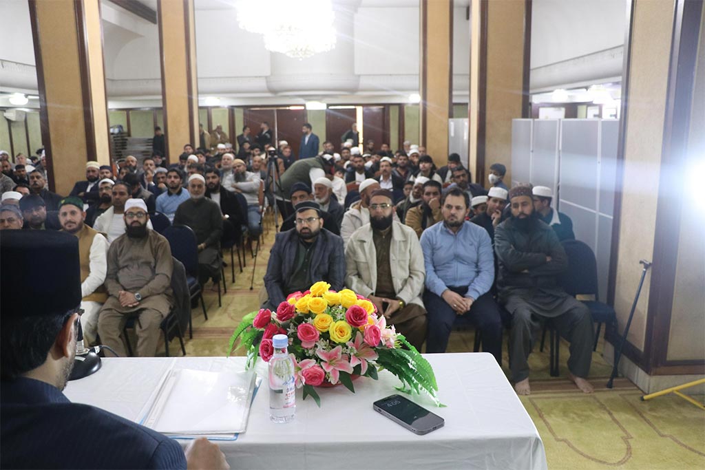 Prof. Dr. Hussain Mohi-ud-Din Qadri addressing certificate distribution ceremony at Jamia Masjid Kowloon Hong Kong