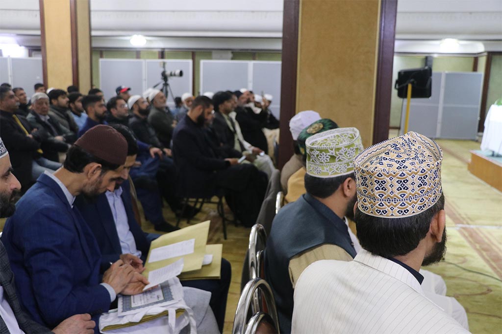 Prof. Dr. Hussain Mohi-ud-Din Qadri addressing certificate distribution ceremony at Jamia Masjid Kowloon Hong Kong