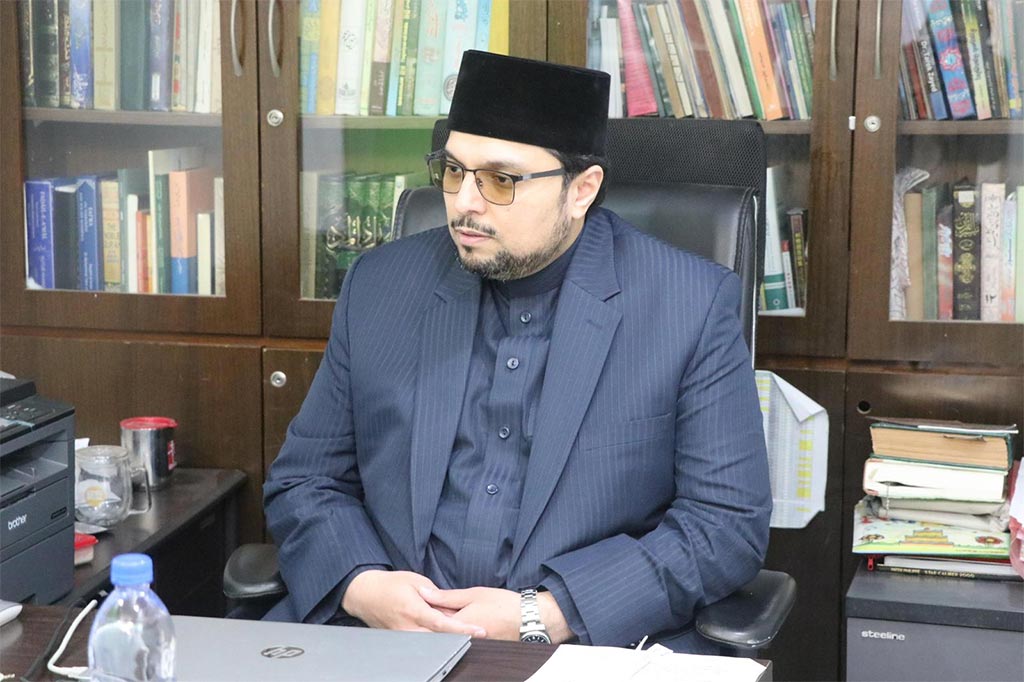 Prof. Dr. Hussain Mohi-ud-Din Qadri meeting Dr. Mohi-ud-Din Nahvi at Jamia Masjid Kowloon Hong Kong