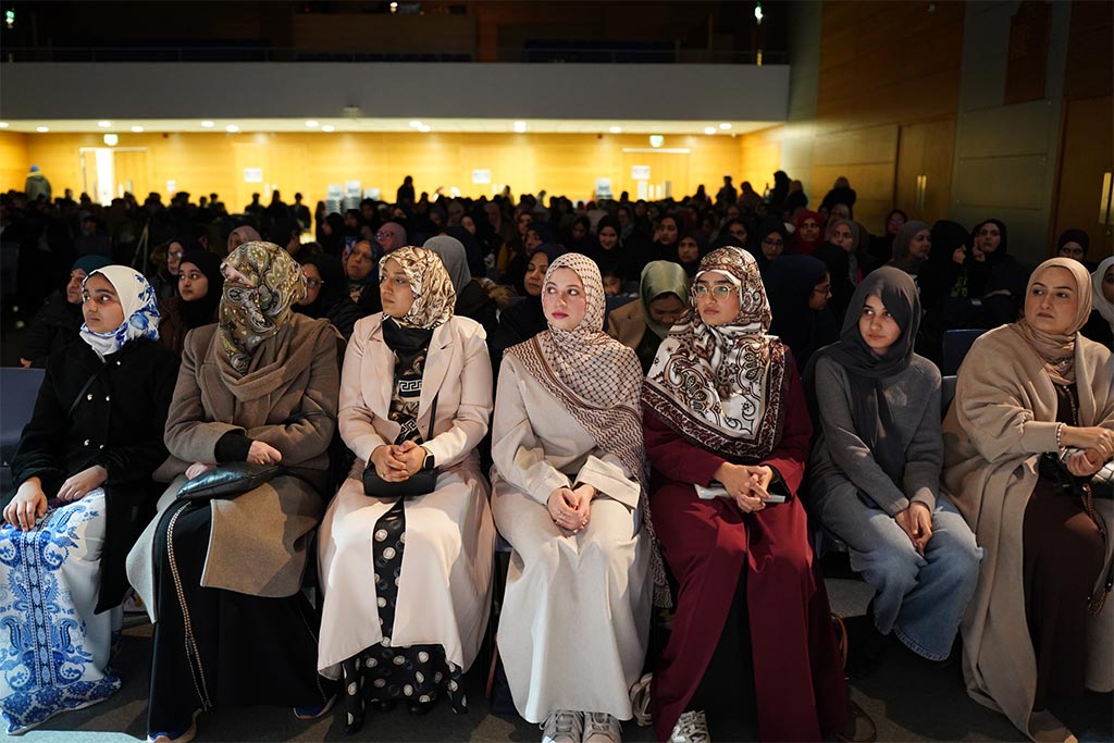 Shaykh Hammad Mustafa al-Madani al-Qadri delivering address titled Illuminating Hearts Through the Sirah of the Beloved at conference in London UK