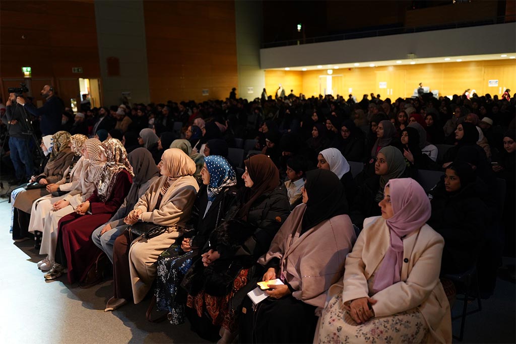 Shaykh Hammad Mustafa al-Madani al-Qadri delivering address titled Illuminating Hearts Through the Sirah of the Beloved at conference in London UK