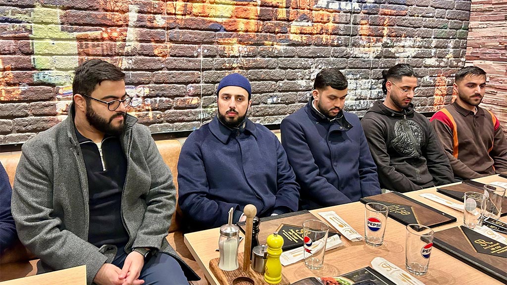Shaykh Hammad Mustafa al-Madani al-Qadri addressing Minhaj Youth League Norway members during dinner and interactive session in Oslo