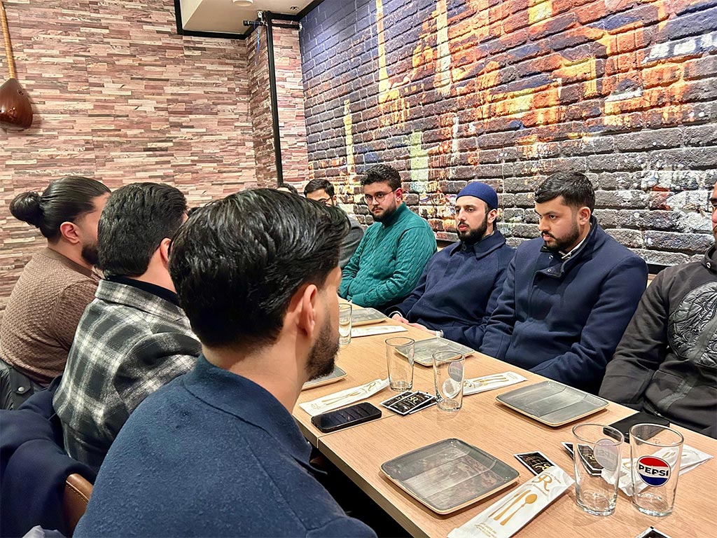 Shaykh Hammad Mustafa al-Madani al-Qadri addressing Minhaj Youth League Norway members during dinner and interactive session in Oslo